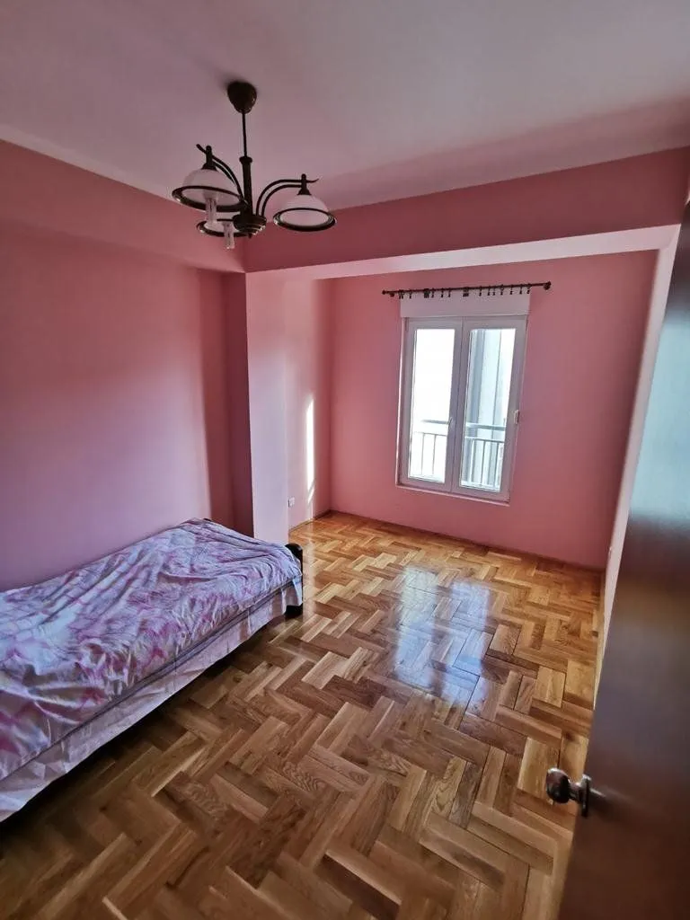 Izdavanje, dvosoban stan, 70m², Blok 9, Podgorica