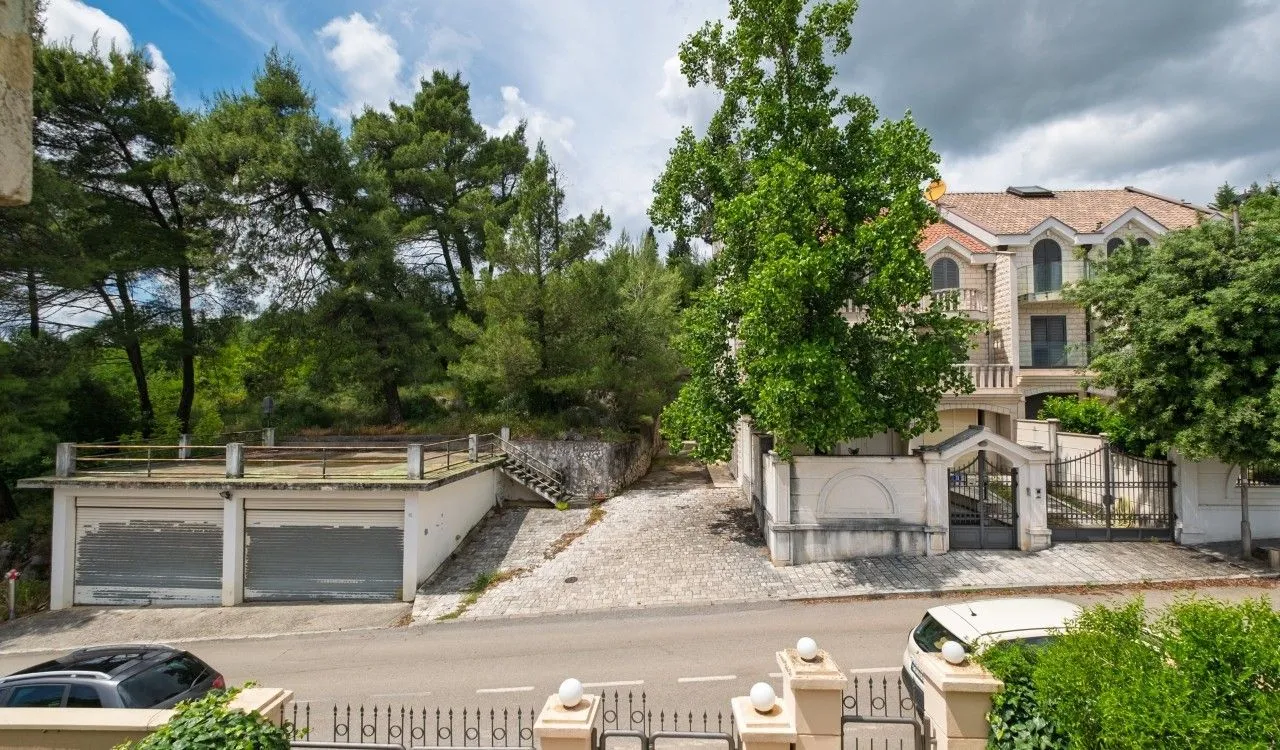 Rent, house, 280m², Gorica C, Podgorica