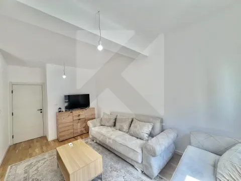 Dnevni boravak sa garniturom, stočićem i televizorom. - image 3
