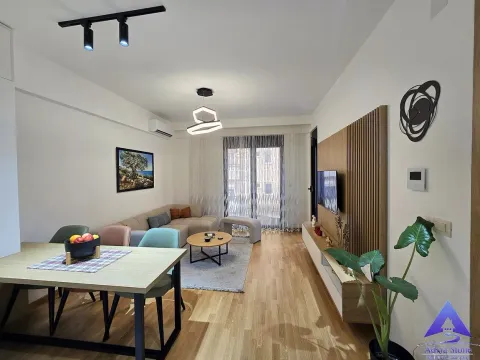 Dnevni boravak sa garniturom, trpezarijskim stolom i TV komodom. - image 7
