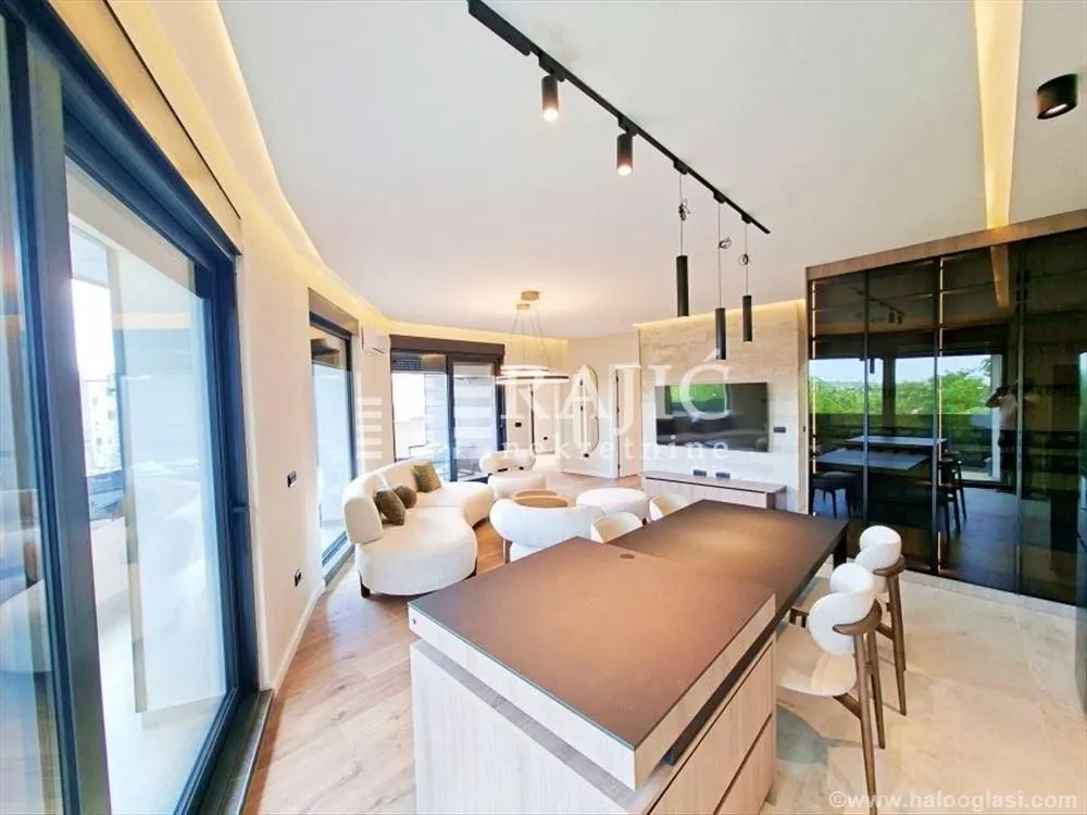 Modern and bright living room with a dining area.