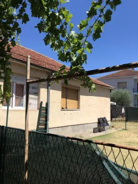 Dvorište i fasada jednospratne kuće pod vedrim nebom. - image 16