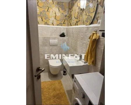 Manje kupatilo sa wc šoljom, umivaonikom i veš mašinom. - image 13