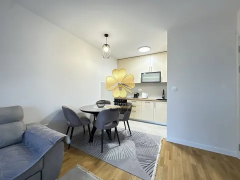 Dnevni boravak sa trpezarijom i kuhinjom u pozadini. - image 3
