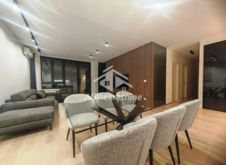Izdavanje, četvorosoban stan, 120m², Savski Venac, Beograd