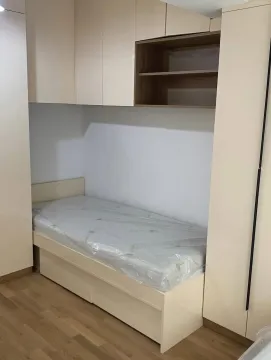 Manja spavaća soba sa ugrađenim krevetom i ormarima. - image 6
