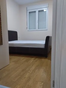 Pogled na urednu spavaću sobu sa bračnim krevetom. - image 6
