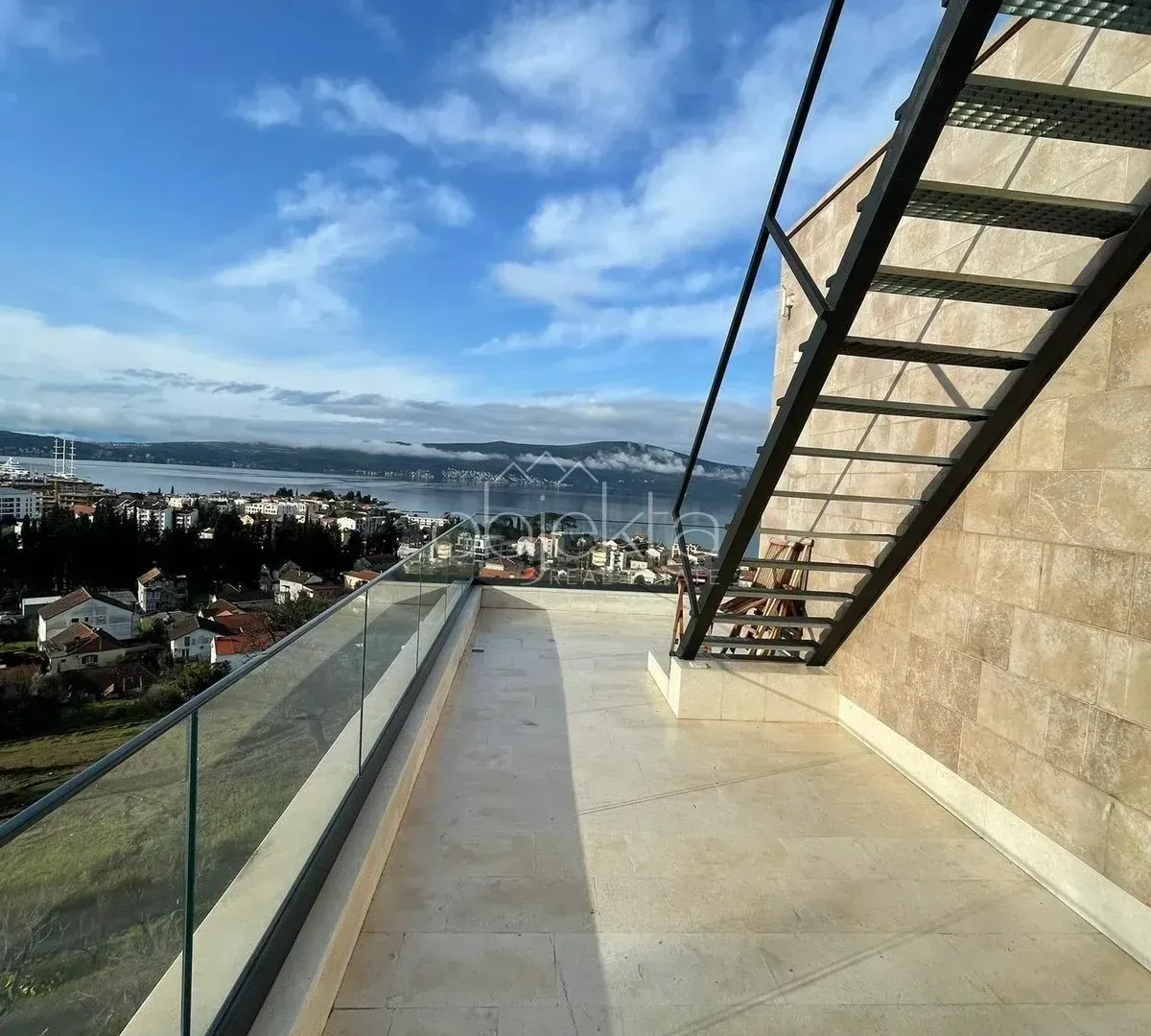 Izdavanje, stan, 159m², Tivat, Crna Gora