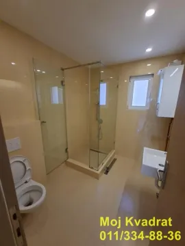 Kupatilo opremljeno tuš kabinom, WC šoljom i umivaonikom. - image 15