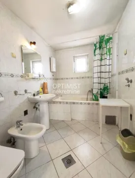 Kupatilo opremljeno sanitarijama, kadom i keramičkim pločicama. - image 17