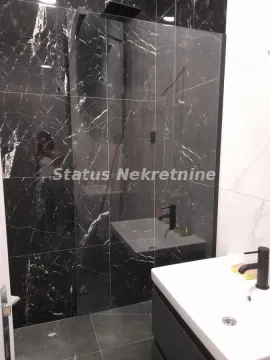 Moderno kupatilo sa tuš kabinom sa staklenim paravanom i umivaonikom. - image 8