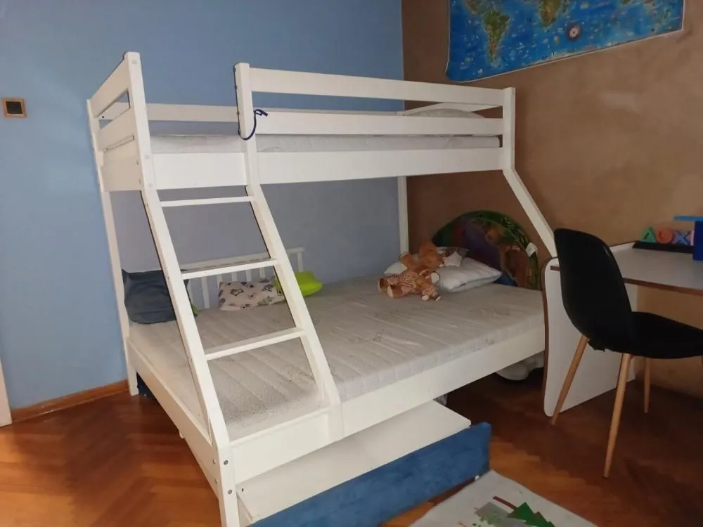 Dečja soba sa krevetom na sprat i radnim stolom.