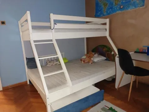 Dečja soba sa krevetom na sprat i radnim stolom. - image 8