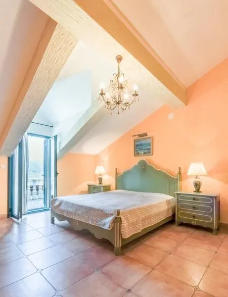 Sale, house, 365m², Dobrota, Kotor