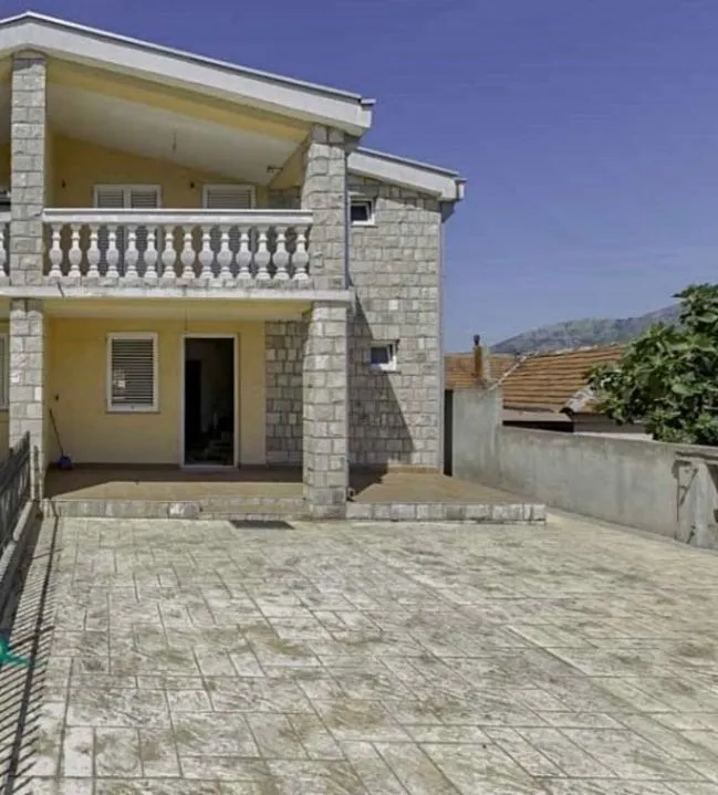 Izdavanje, kuća, 200m², Stari Aerodrom, Podgorica