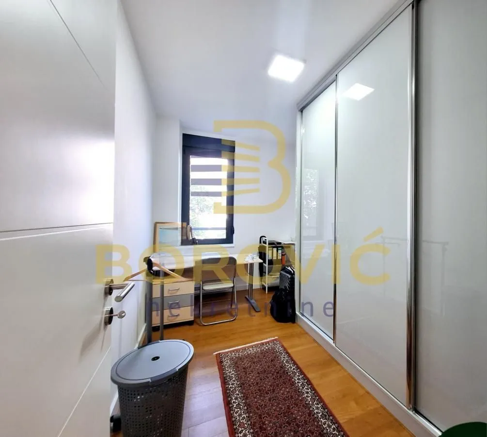 Prodaja, četvorosoban stan, 106m², Zemun Sve Podlokacije, Beograd