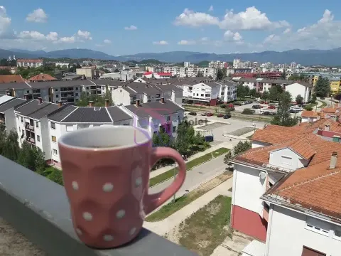 Pogled na grad sa terase uz šoljicu kafe. - image 2