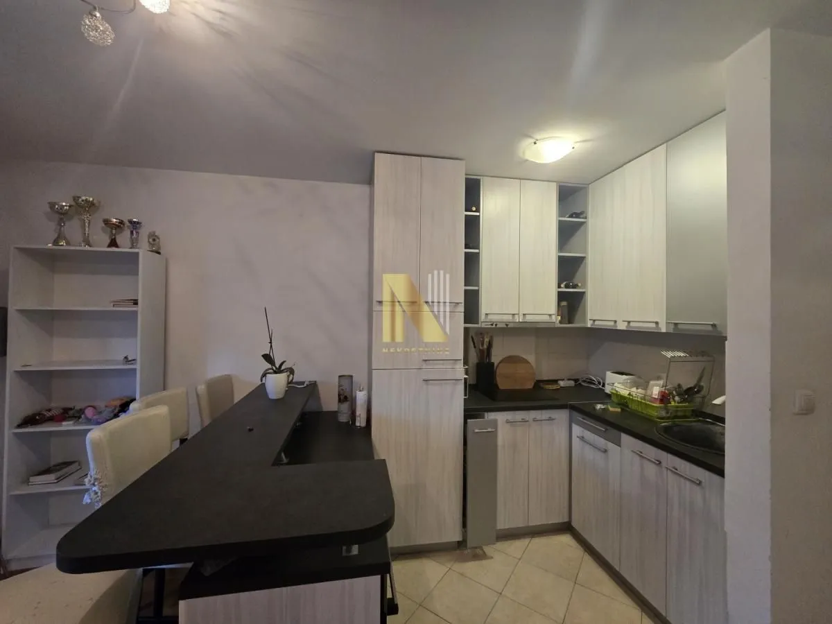 Prodaja, trosoban stan, 80m², Socijalno, Novi Sad Sve Podlokacije