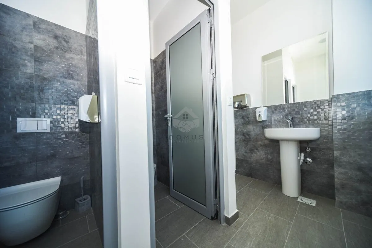 Modernly equipped bathroom with a washbasin and toilet.