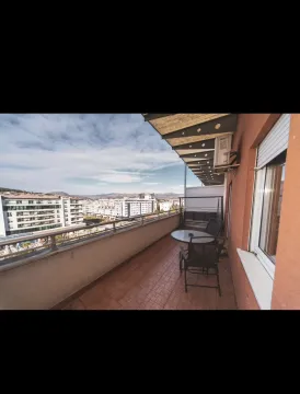 Balkon sa garniturom za sjedenje i pogledom na grad. - image 11