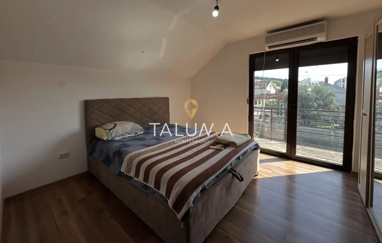 Bedroom with a double bed and access to the terrace.