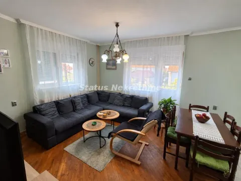 Dnevni boravak sa ugaonom garniturom, stočićima i trpezarijskim stolom. - image 7