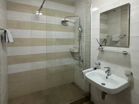 Izdavanje, dvosoban stan, 53m², Zabjelo, Podgorica - image 12