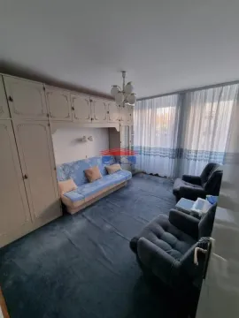 Dnevna soba sa kaučem, foteljama i ugradnim ormarima. - image 7