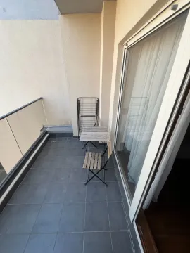Manji namješteni balkon sa stolom, stolicama i sušačem za veš. - image 7