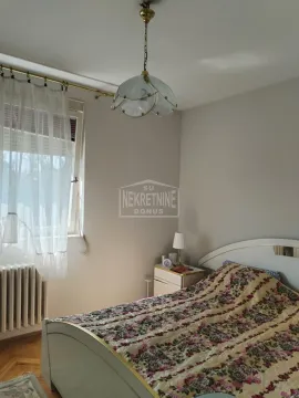 Pogled na spavaću sobu sa krevetom i prozorom. - image 8