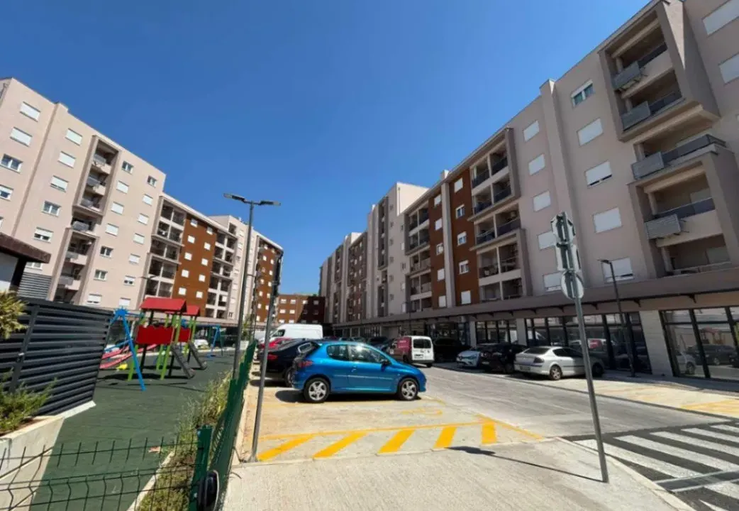 Izdavanje, dvosoban stan, 100m², Stari Aerodrom, Podgorica