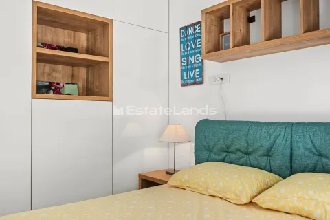 Moderna spavaća soba sa bračnim krevetom i ugradnim plakarima. - image 6