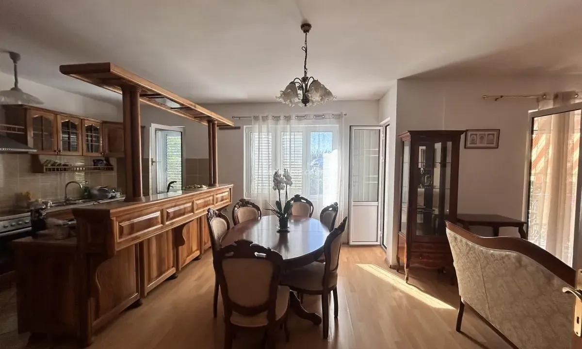 Izdavanje, dvosoban stan, 100m², Tivat, Crna Gora