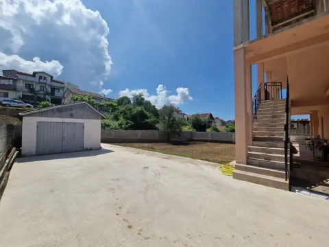 Pogled na dvorište sa pomoćnim objektom i spoljnim stepeništem kuće. - image 7