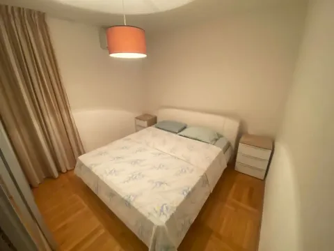 Namještena spavaća soba sa bračnim krevetom, noćnim stočićima i parketom. - image 7
