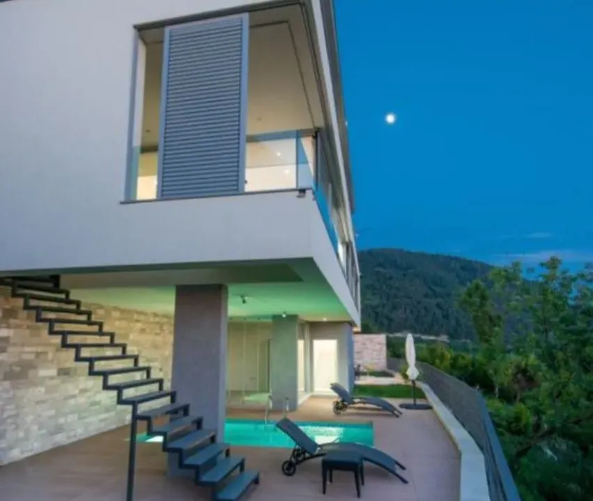 Izdavanje, kuća, 300m², Kavač, Kotor