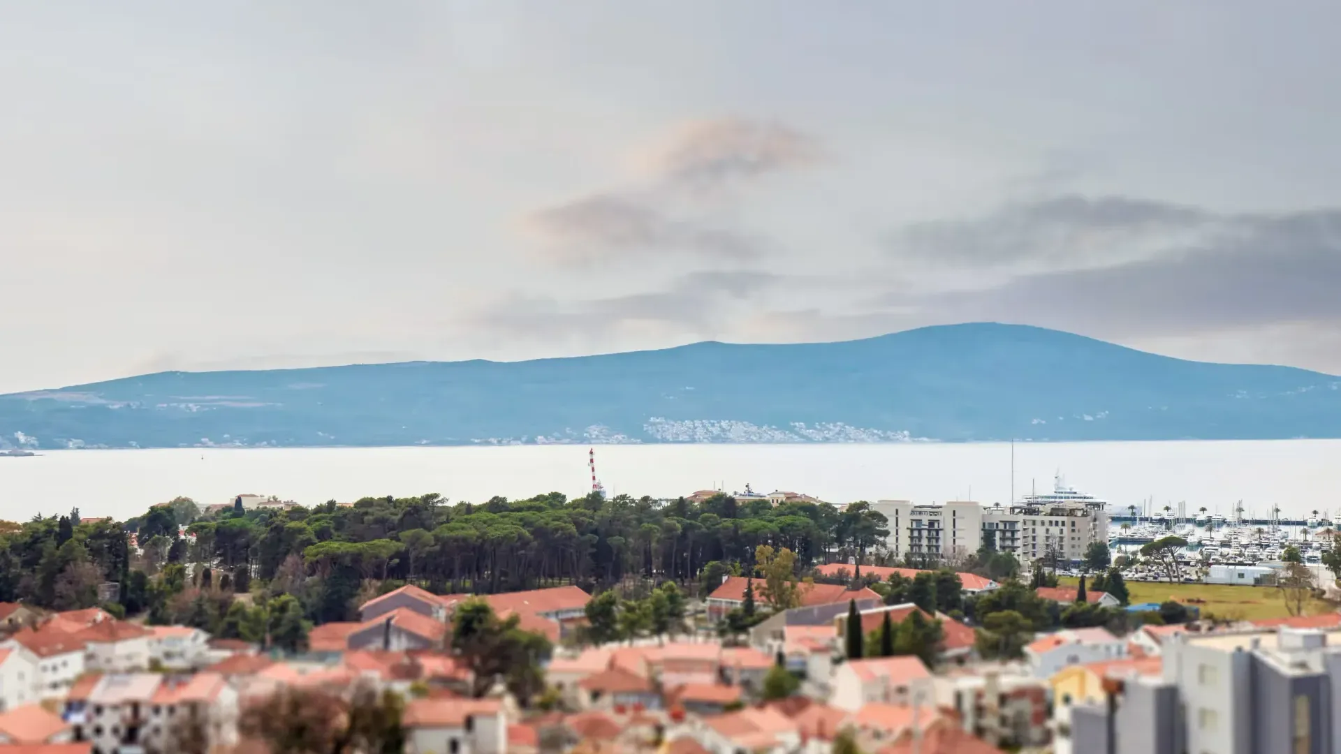 Izdavanje, stan, 150m², Tivat, Crna Gora