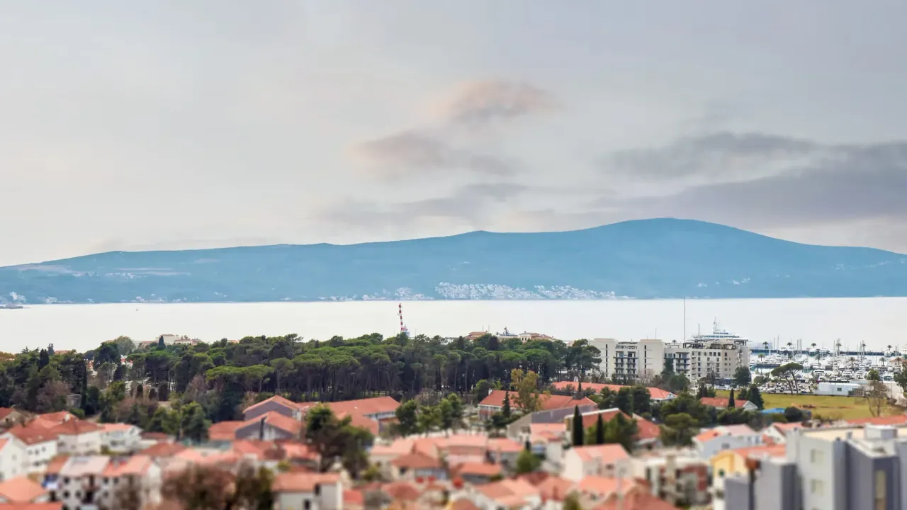 Izdavanje, stan, 150m², Tivat, Crna Gora