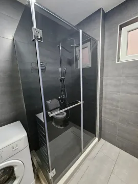 Moderne kupatilo sa tuš kabinom i veš mašinom. - image 15