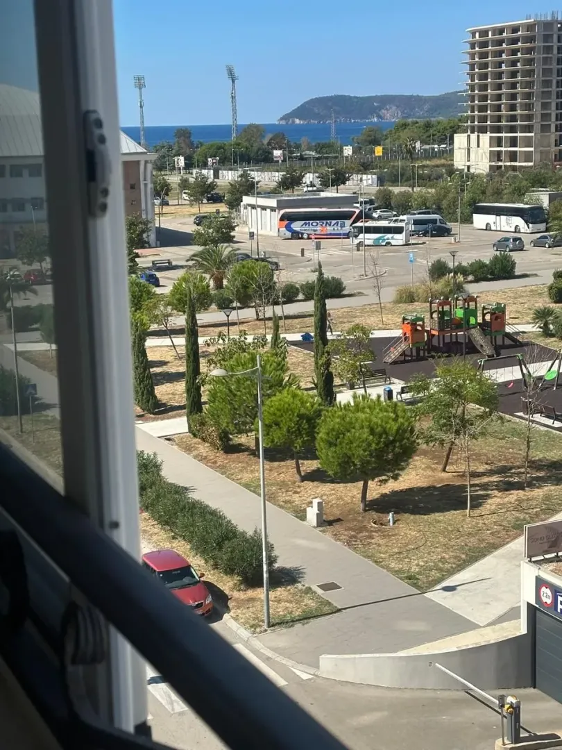 Pogled sa prozora na okolinu i more.