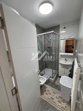 Kompaktno kupatilo sa tuš kabinom, umivaonikom i belim elementima. - image 5