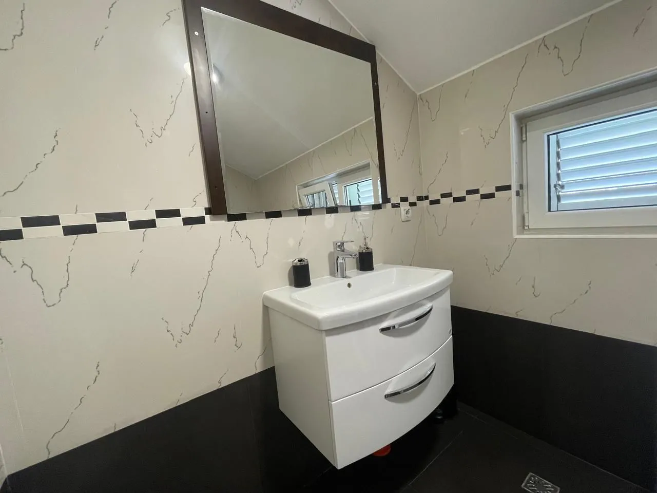 Izdavanje, dvosoban stan, 90m², Tripovići, Tivat