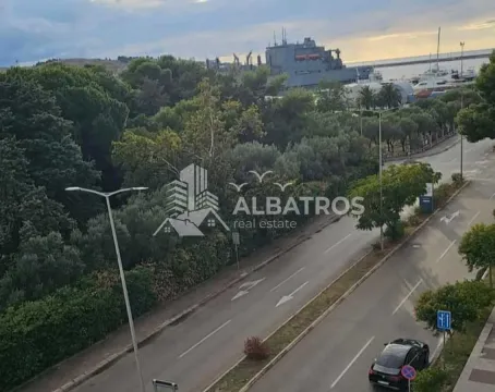 Pogled sa prozora na ulicu, zelenilo i luku u daljini. - image 7