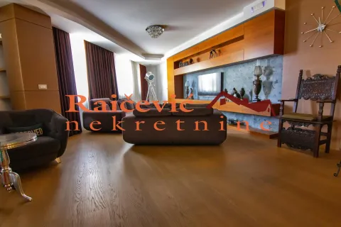 Prostrani dnevni boravak sa garniturom i drvenim zidnim panelima. - image 4