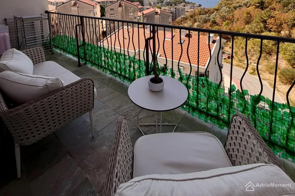 Namještena terasa sa garniturom za sjedenje i pogledom na okolinu.