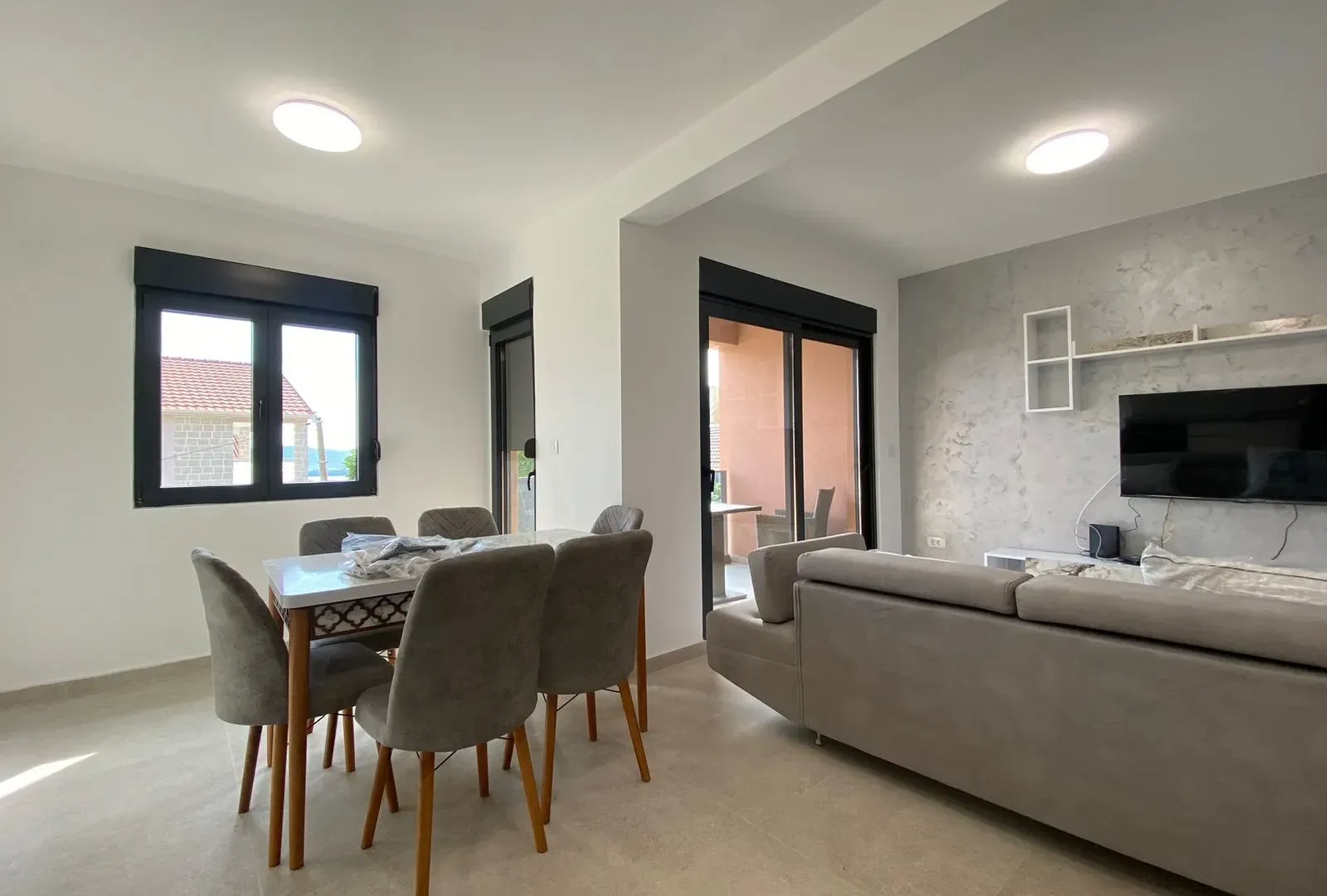 Izdavanje, dvosoban stan, 80m², Dumidran, Tivat