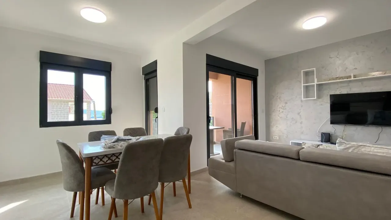 Izdavanje, dvosoban stan, 80m², Dumidran, Tivat