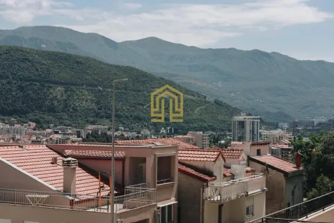 Pogled sa terase na grad i planine u pozadini. - image 2