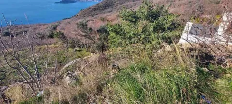 Plac na uzvišenju sa pogledom na more i okolnu prirodu. - image 7