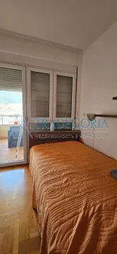 Spavaća soba sa krevetom i izlazom na terasu. - image 8